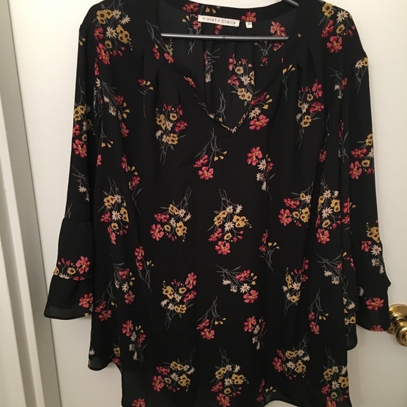 *SOLD* Violet and Claire Floral Top - Picture 3 of 5